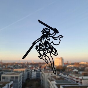 Könnte beinhalten: Schwarze Silhouette einer Kriegerfigur mit zwei Schwertern, vor einer Stadtlandschaft und blauem Himmel. Die Figur befindet sich in Aktion, ein Schwert über dem Kopf erhoben und das andere ausgestreckt.