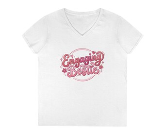Boeiend T-shirt met V-hals | Roze vriendschapsontwerp met schrift