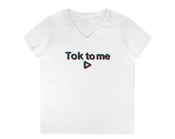 T-shirt met V-hals Tok to me Play Button | T-shirt met tekst voor sociale media