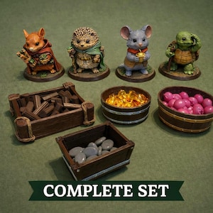 Può includere: Un set completo di figurine e accessori fantasy. Il set include quattro personaggi animali: uno scoiattolo, un riccio, un topo e una tartaruga. Sono inclusi anche casse e botti di legno piene di vari oggetti. Il testo "COMPLETE SET" è visualizzato.