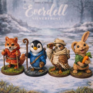 Puede incluir: Cuatro figuras detalladas de criaturas del bosque: un zorro con abrigo rojo, un pingüino con chaqueta azul, un búho con telescopio y un conejo con una zanahoria. Las figuras están sobre un fondo nevado e invernal, con el texto "Everdell Silverfrost".