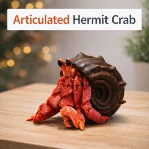 Può includere: Scultura dettagliata di un paguro articolato. Il granchio è di un vibrante colore rosso-arancio con occhi neri, che emerge da una conchiglia a spirale marrone scuro. Il testo "Articulated Hermit Crab" è visualizzato sopra il granchio.
