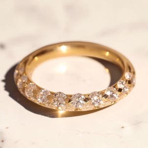 女性用ゴールドジルコンリング、ミニマルな普段使いのリング、幾何学模様のCZエンゲージリング、繊細なウェディングバンド、エレガントな重ね付けリングギフト。