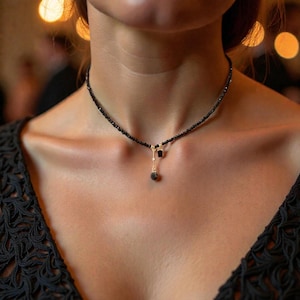Halsband med svart kristallpärlhalsband och tofshänge — Trendigt nyckelbenskedja för kvinnor 2025 | Klassiskt pärlhänge | Modesmycken för fester.
