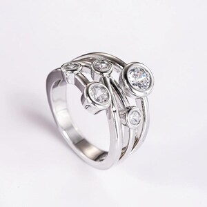 Anillo de plata con circonitas cúbicas para mujer, anillo geométrico minimalista con circonitas cúbicas, anillo moderno para el día a día, joya delicada y versátil, ideal como regalo.