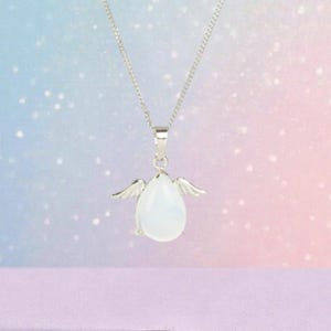 Halsband med natursten och opalitvinge-tema – änglavinge-design.