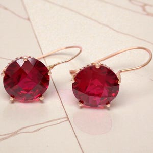 Può includere: Un set di tre tazze in ceramica con finitura opaca e macchiettata. Ogni tazza presenta un colore diverso: azzurro, crema e grigio. Le tazze hanno un design semplice e moderno e un manico comodo.