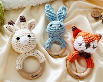 Sonajero de animal grabado personalizado, juguete Montessori de madera de haya hecho a mano, regalo personalizado para recién nacidos.