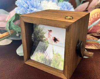 Caja de animación de flipbook de fotos personalizada, libro de fotos de madera personalizado con luz, caja de fotos con manivela, regalos creativos de aniversario para ella