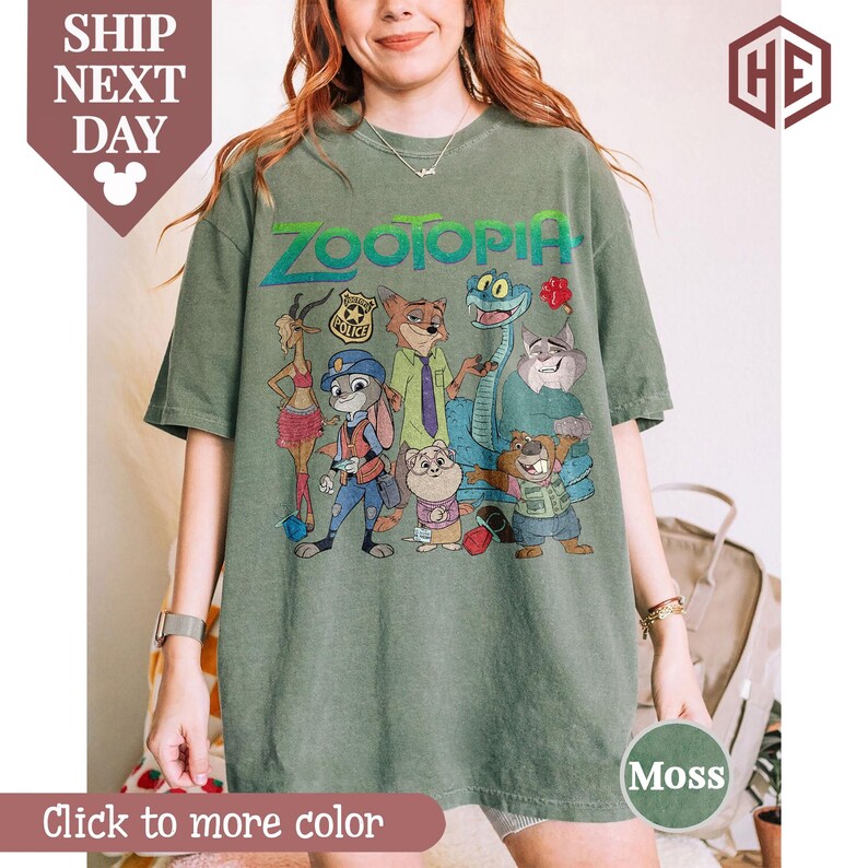 Puede incluir: Un letrero de madera hecho a mano con el texto "Welcome to our porch" en blanco ligeramente desgastado. El letrero rectangular presenta un aspecto r&uacute;stico y envejecido, adecuado para exteriores.