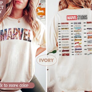 Puede incluir: Una taza de cer&aacute;mica blanca con un asa negra y el texto "But First, Coffee" en negrita negra. La taza est&aacute; sobre una superficie blanca. La taza mide 10 cm de alto.