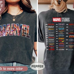 Puede incluir: Un letrero de madera r&uacute;stico con el texto "Welcome to our home" en un estilo manuscrito. El letrero presenta un acabado envejecido y un dise&ntilde;o sencillo y acogedor, ideal para un porche o entrada.