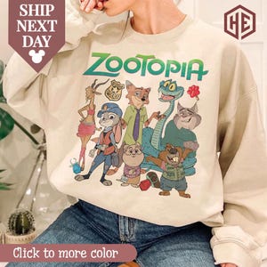 Puede incluir: Una taza de cer&aacute;mica blanca con un asa negra y el texto "But First, Coffee" en un estilo manuscrito. La taza est&aacute; sobre una superficie blanca. La taza mide 10 cm de alto.