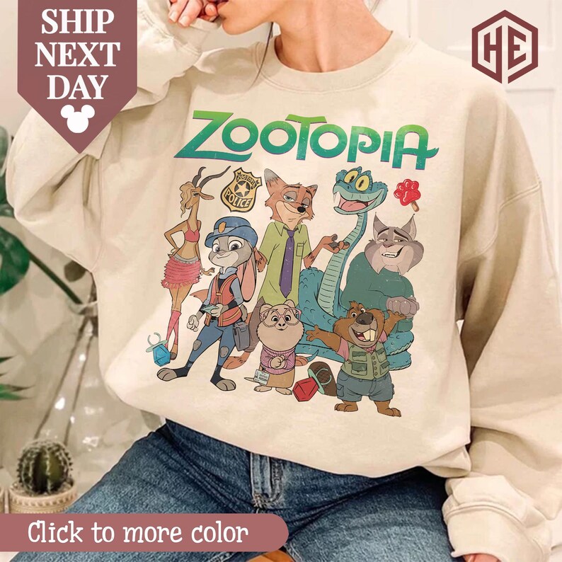 Puede incluir: Una taza de cer&aacute;mica blanca con un asa negra y el texto "But First, Coffee" en un estilo manuscrito. La taza est&aacute; sobre una superficie blanca. La taza mide 10 cm de alto.