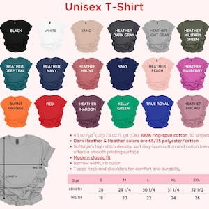 Puede incluir: Imagen de camisetas unisex en varios colores, como negro, blanco y gris jaspeado. Tambi&eacute;n se muestra una tabla de tallas con medidas en pulgadas, y la longitud de las camisetas var&iacute;a de 71 cm a 85 cm.