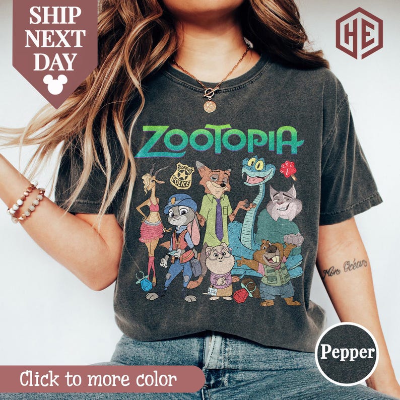 Puede incluir: Un letrero de madera r&uacute;stico con el texto "Welcome to our home" en letras blancas. El letrero presenta un acabado envejecido y un dise&ntilde;o simple y acogedor, perfecto para la decoraci&oacute;n de la puerta principal.