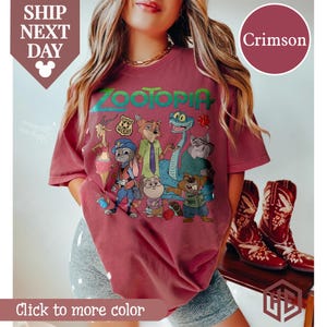 Puede incluir: Una taza de cer&aacute;mica blanca con un asa negra y el texto "But First, Coffee" en negrita negra. La taza est&aacute; sobre una superficie de madera. La taza mide aproximadamente 10 cm de alto.