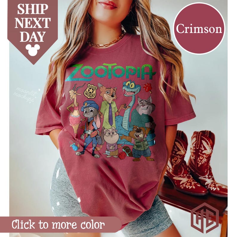 Puede incluir: Una taza de cer&aacute;mica blanca con un asa negra y el texto "But First, Coffee" en negrita negra. La taza est&aacute; sobre una superficie de madera. La taza mide aproximadamente 10 cm de alto.