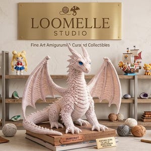 Puede incluir: Una taza de cerámica blanca con un asa negra y el texto "But First, Coffee" en negrita negra. La taza se encuentra sobre un fondo neutro, resaltando su diseño sencillo.