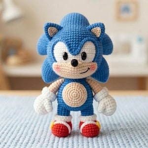 Puede incluir: Una taza de cerámica blanca con asa negra y el texto "But First, Coffee" en negrita negra. La taza se encuentra sobre un fondo borroso, sugiriendo un ambiente acogedor.