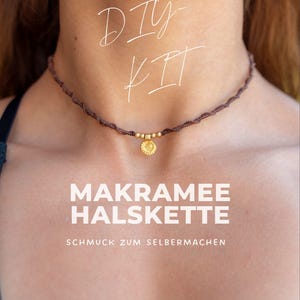 Könnte beinhalten: Eine braune Makramee-Halskette mit einem kleinen goldfarbenen runden Anhänger mit Sonnenstrahlen-Design und zwei goldfarbenen Perlen. Das Bild enthält den Text DIY KIT, MAKRAMEE HALSKETTE, SCHMUCK ZUM SELBERMACHEN und ein Logo mit den Buchstaben EK.