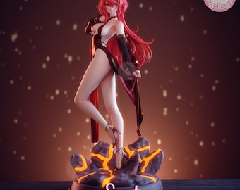 Könnte beinhalten: Eine Anime-Sammelfigur eines Charakters mit langem rotem Haar und kleinen schwarzen Hörnern, bekleidet mit einem hoch geschnittenen schwarz-weißen Outfit und langen Handschuhen. Die Figur steht auf einem Sockel aus dunklem Vulkangestein.