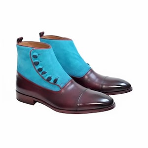 Botas masculinas de cano curto com botões, em couro, nas cores bordô e verde-azulado.