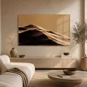 Op de afbeelding: Een rechthoekige wandkunstprint met een gestileerd landschap met gelaagde, topografische lijnen in bruin- en tinten. Het kunstwerk toont een gladde, golvende heuvelformatie tegen een effen, gedempte achtergrond die diepte creëert.