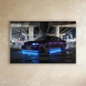 Op de afbeelding: Een paarse sportwagen met blauwe neonverlichting eronder staat 's nachts onder een brug geparkeerd. De auto heeft zwarte wielen en een achterspoiler. Er is rook zichtbaar, met industriële structuren en lichten op de achtergrond.
