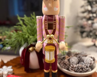 Handgemalter Nussknacker-Soldat, rosa Trommler-Nussknacker-Figur, Weihnachtsmanteldekor, Feiertagsgeschenk-Sammlerstück