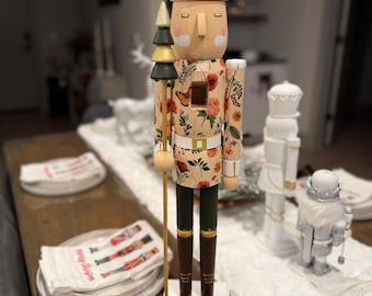 Handgemachte Nussknackerfigur aus Holz, Weihnachtskönig Nussknacker, Vintage Blumendekor, Cottagecore Weihnachten