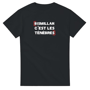 Peut inclure: Un t-shirt noir à manches courtes avec le texte blanc BISMILLAH C'EST LES TÉNÈBRES. Le texte est encadré par deux crochets rouges, un en haut à gauche et un en bas à droite, centré sur la poitrine du vêtement.