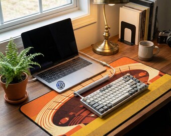 Tapis de bureau de football rétro des années 70, art sportif vintage abstrait, esthétique marron orange chaud, tapis de souris Groovy Stadium XL, cadeau nostalgique pour lui