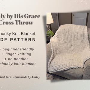 Peut inclure: Une couverture en tricot épais de couleur crème drapée sur un fauteuil gris. La couverture présente un motif texturé et est étiquetée comme un modèle PDF. Le texte à gauche indique "Only by His Grace Cross Throw" et "Knot Just Yarn - Handmade by Ashley."