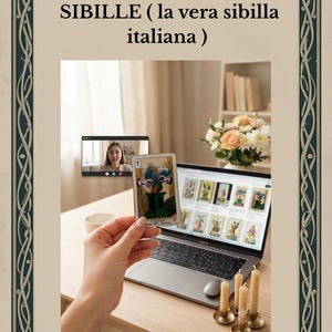 May include: A digital course titled CORSO INDIVUALE SIBILLE ( la vera sibilla italiana ) featuring a laptop displaying tarot cards, a video call window, and a hand holding a single illustrated card. Three small beige candles sit on the desk.