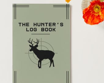 以下が含まれることがあります： 黒い文字で「THE HUNTER'S LOG BOOK」と書かれたセージグリーンのログブック。 鹿の黒いシルエットが表紙の中央に配置され、ターゲットに重ねられています。 黒い線が本の端を囲んでいます。 背景にはオレンジと黄色の花があります。