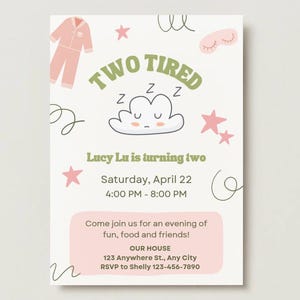 Può includere: Un invito colorato chiaro con la scritta "TWO TIRED" sopra un'illustrazione di nuvola che dorme. L'invito include il testo "Lucy Lu compie due anni" e i dettagli dell'evento. Pigiama e stelle rosa decorano l'invito.