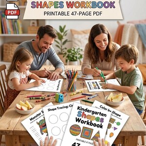 Puede incluir: Una familia está reunida alrededor de una mesa de madera, trabajando en un "Cuaderno de trabajo de formas para jardín de infancia". La portada del cuaderno presenta formas coloridas y el texto "PDF imprimible de 47 páginas".