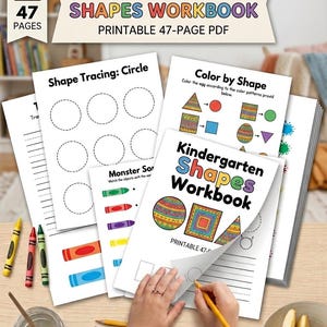 Puede incluir: Un colorido cuaderno de trabajo de formas para jardín de infancia con 47 páginas. La portada presenta el título "Kindergarten Shapes Workbook" e incluye actividades de trazado de formas y coloreado por formas. Crayones y lápices están esparcidos.