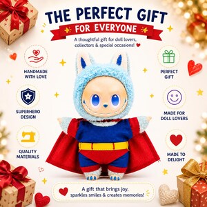 Puede incluir: Una mu&ntilde;eca de peluche con un disfraz de superh&eacute;roe, con una capucha azul y una capa roja. La mu&ntilde;eca tiene grandes ojos azules y una sonrisa cosida. El texto en la imagen dice "El regalo perfecto para todos".