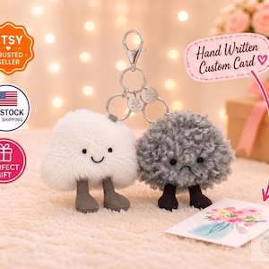 Tarjeta personalizada con llavero/accesorio de peluche con forma de nube de JC Amuseables, llavero blanco y gris.