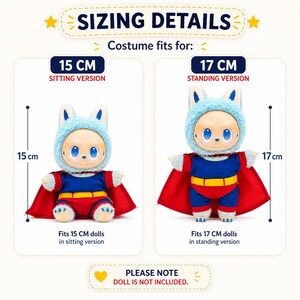 Puede incluir: Imagen que muestra dos disfraces de mu&ntilde;ecas. Uno es para una mu&ntilde;eca de 15 cm en posici&oacute;n sentada, y el otro es para una mu&ntilde;eca de 17 cm en posici&oacute;n de pie. Los disfraces son rojos, azules y amarillos, con una capucha azul con orejas de conejo. El texto dice "DETALLES DE TALLAS".