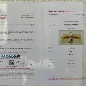 Puede incluir: Un informe de joyer&iacute;a de diamantes con un anillo de oro con diamantes. El informe incluye un peso de diamante de 0,2 quilates, color E-F, claridad VVS-VS y un corte baguette. El peso del art&iacute;culo es de 2,43 gramos de oro de 18K.