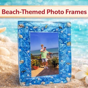 Peut inclure: Un cadre photo carré bleu sur le thème de la plage, avec des coquillages incrustés et une finition semblable à de la résine. Le cadre contient une photo de deux personnes par une journée ensoleillée. Le texte "Beach-Themed Photo Frames" est affiché en haut.