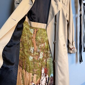 Gabardina vintage beige con forro ecuestre ilustrado / Interior llamativo / Corte largo