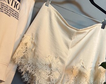 NWT ivoorkleurige satijnen kanten short medium | Kanten wimperrand