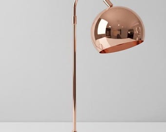Abajur de mesa com cúpula em tom vinho tinto – Luminária de mesa moderna de meados do século XX em latão