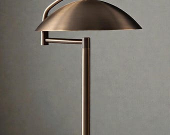 Luminária de mesa moderna de meados do século XX em latão – Cúpula ajustável, ideal para mesa de estudo.