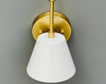 Kinkiet w stylu Mid Century Modern z białym i mosiężnym kloszem, regulowanym oświetleniem, lampka łazienkowa do sypialni