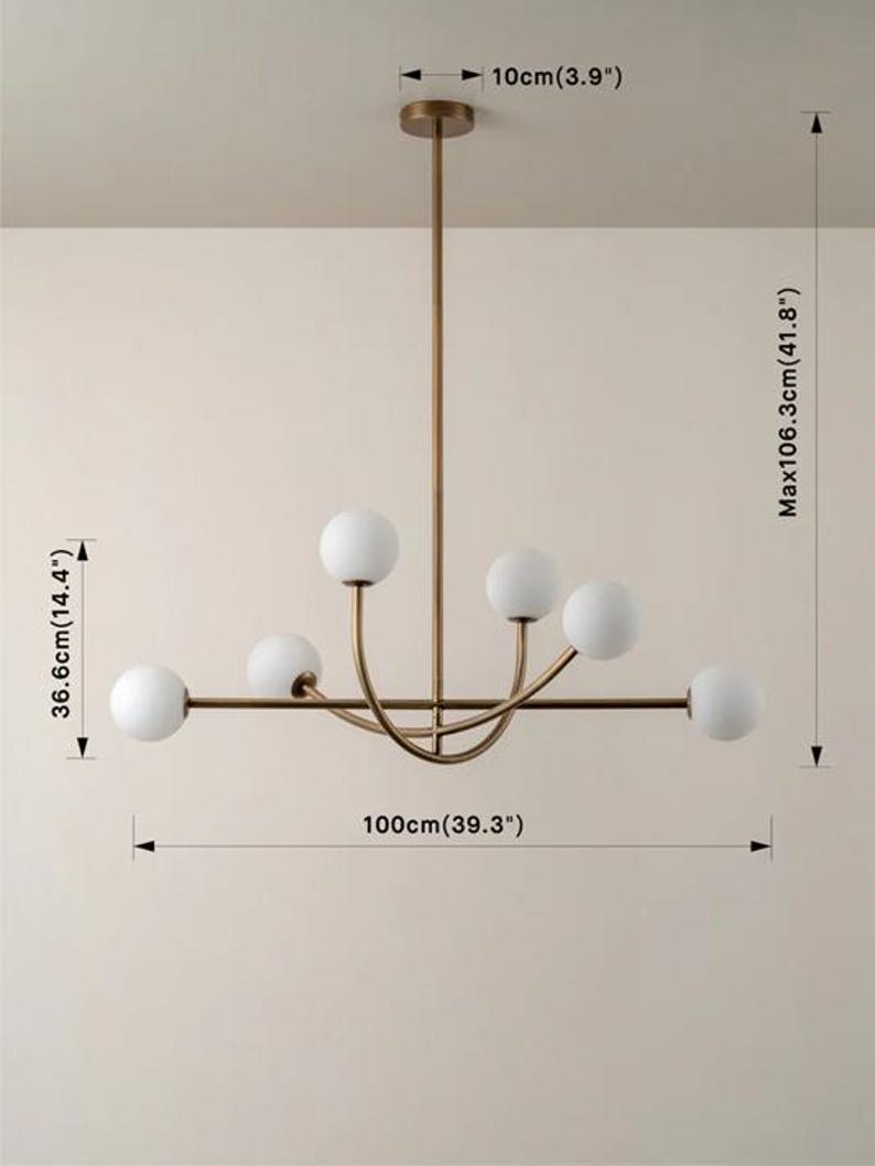 Pu&ograve; includere: Un lampadario moderno color oro con sei paralumi sferici in vetro bianco. L'apparecchio misura 100 cm di larghezza, 36,6 cm di altezza e ha un'altezza massima di 106,3 cm. Il supporto a soffitto ha un diametro di 10 cm.